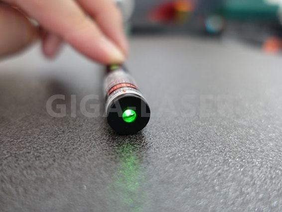 緑色レーザーポインター501正面から