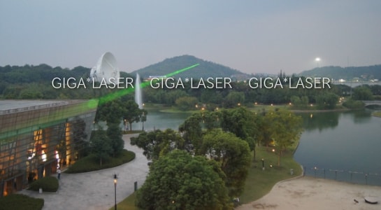 夕方、山へのレーザービーム照射