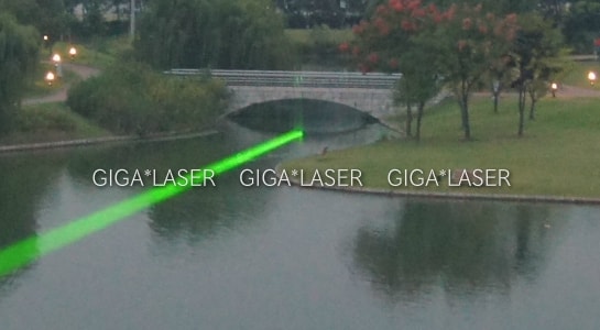 夕方、橋の下へのレーザー照射
